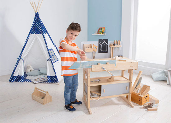 Junge an Holz Werkbank