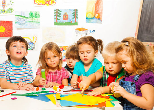 Viele Kinder basteln an Tisch