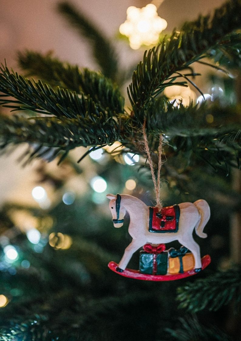 Holzspielzeug als Weihnachtsbaumdeko: Nachhaltigkeit trifft auf Nostalgie