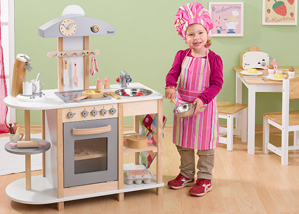Mädchen in Holz Spielküche