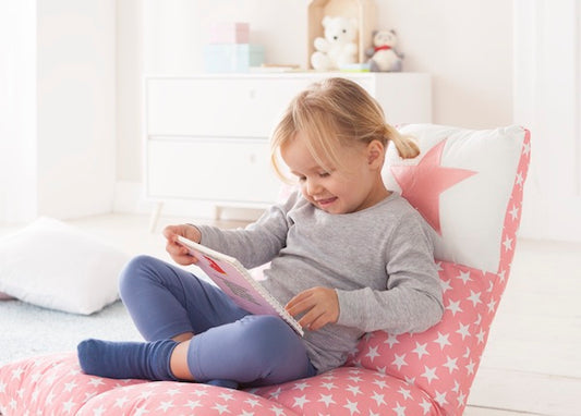 Mädchen mit Buch im Schoss