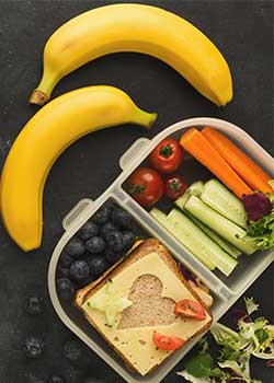 Pausenbrot Box mit Gemüse und Obst
