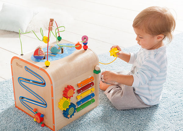 Baby spielt mit Motorikwürfel