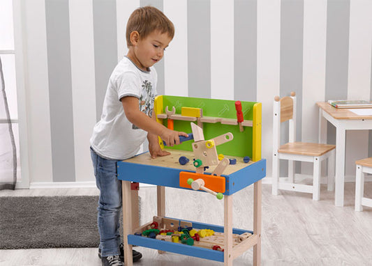 Junge an Holz Werkbank