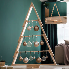 Deko Weihnachtsbaum aus Holz mit Kugeln geschmückt