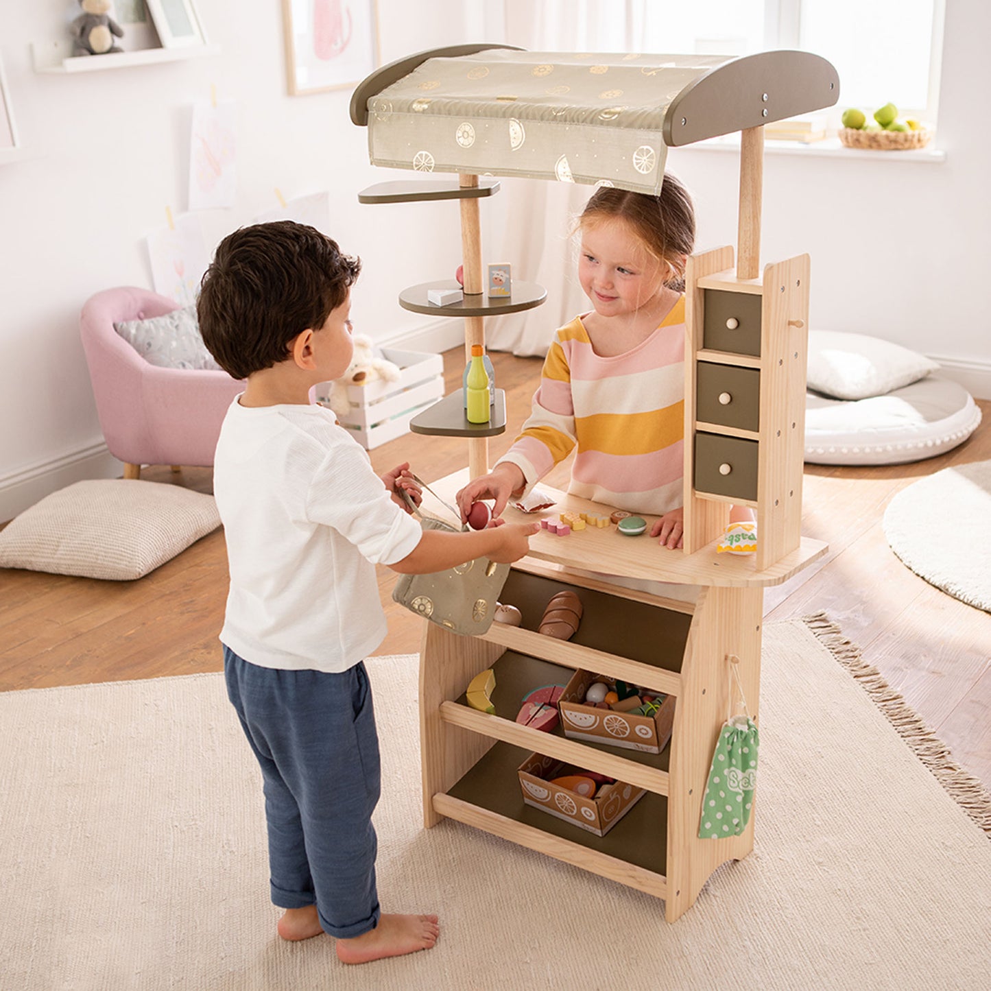 Marktstand mit 2 Kindern