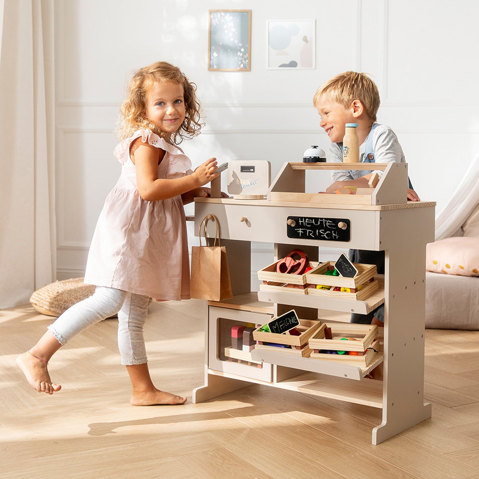 Kaufladen mit 2 Kindern