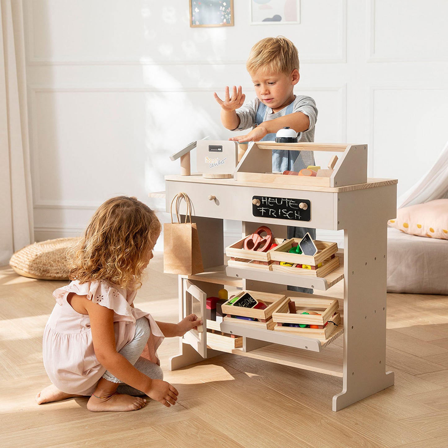 Kaufladen Holz mit 2 Kindern