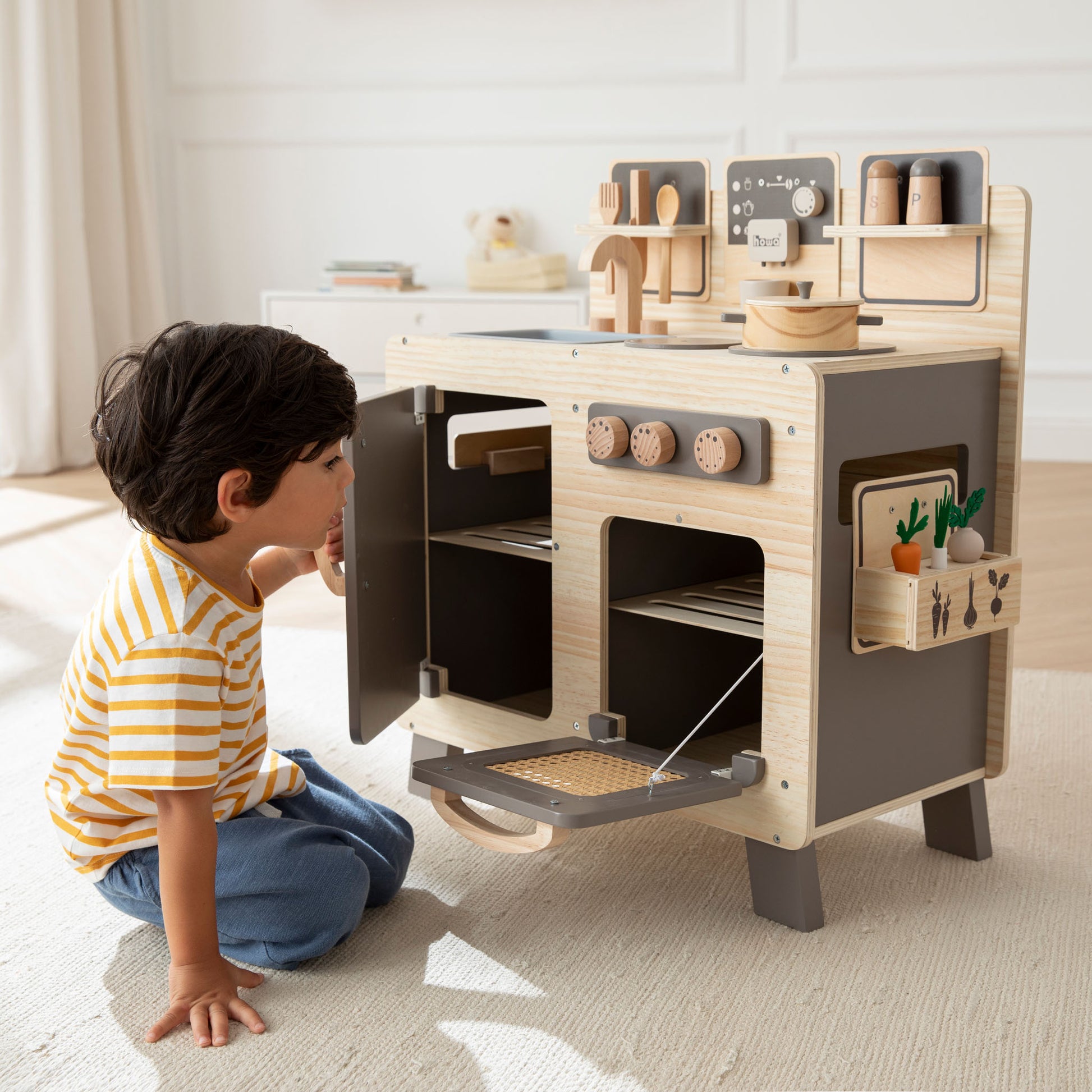 Kinderküche mit geöffneten Türen
