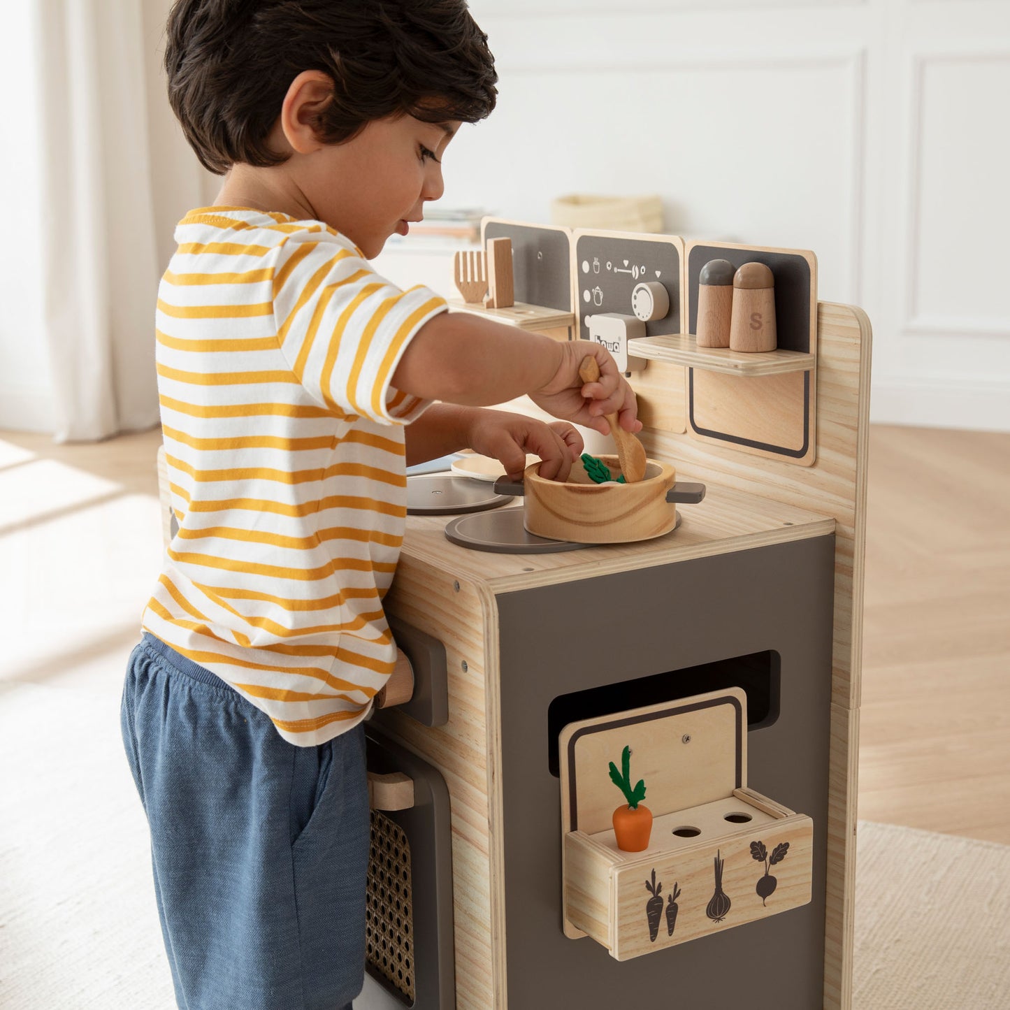 Kinderküche mit Kind beim Kochen