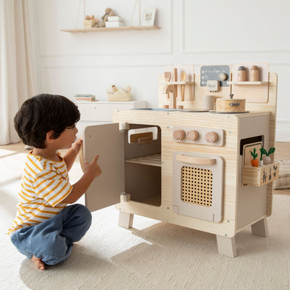 Kinderküche mit geöffneter Tür