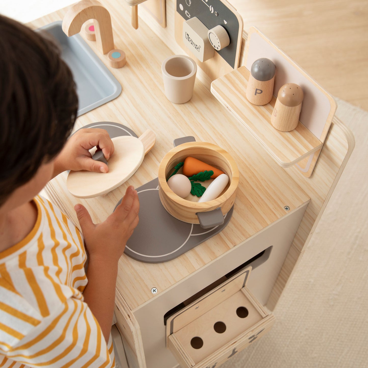 Kinderküche mit Kind