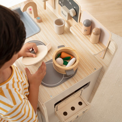 Kinderküche mit Kind