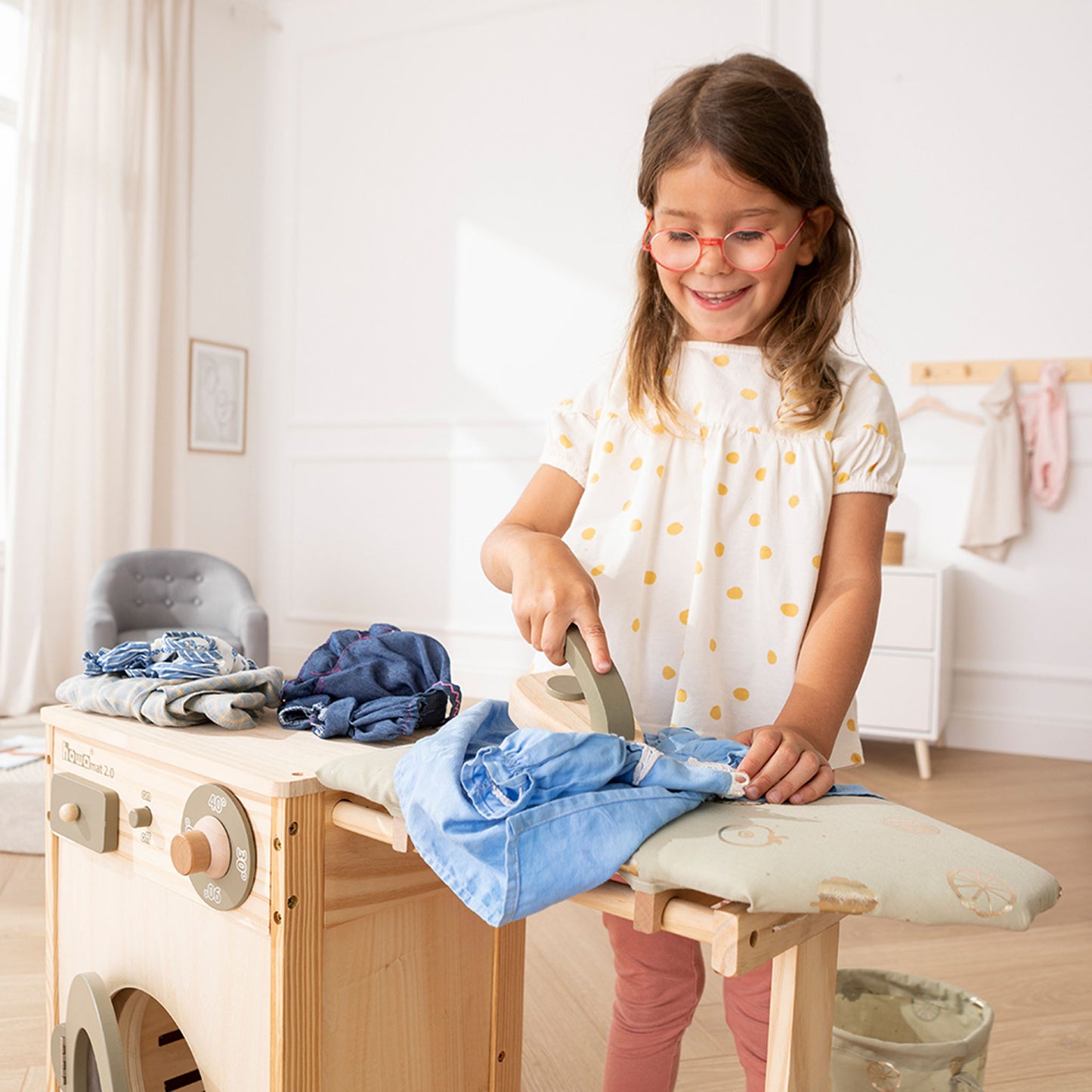 Kinderwaschmaschine mit Kind