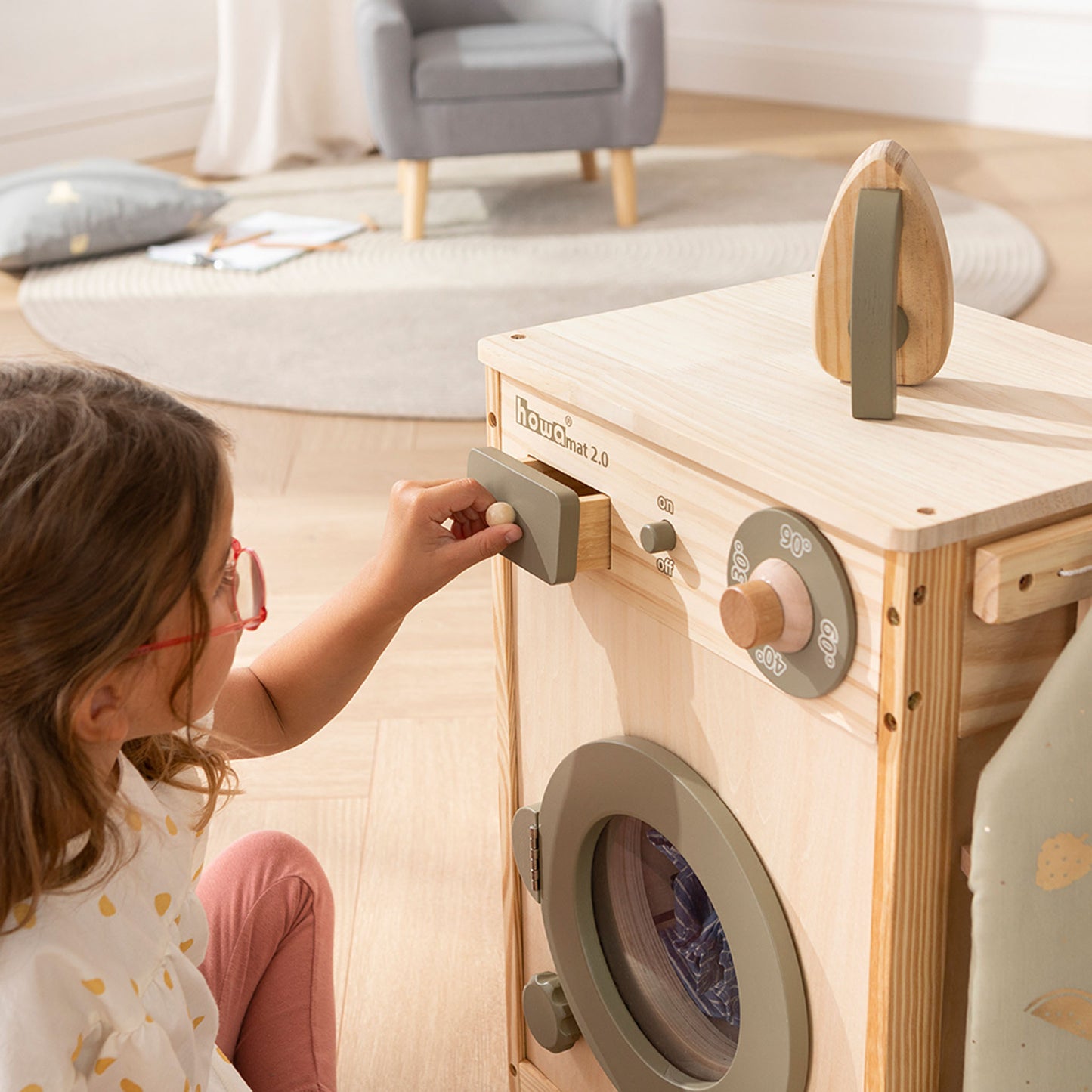 Kinderwaschmaschine mit Kind