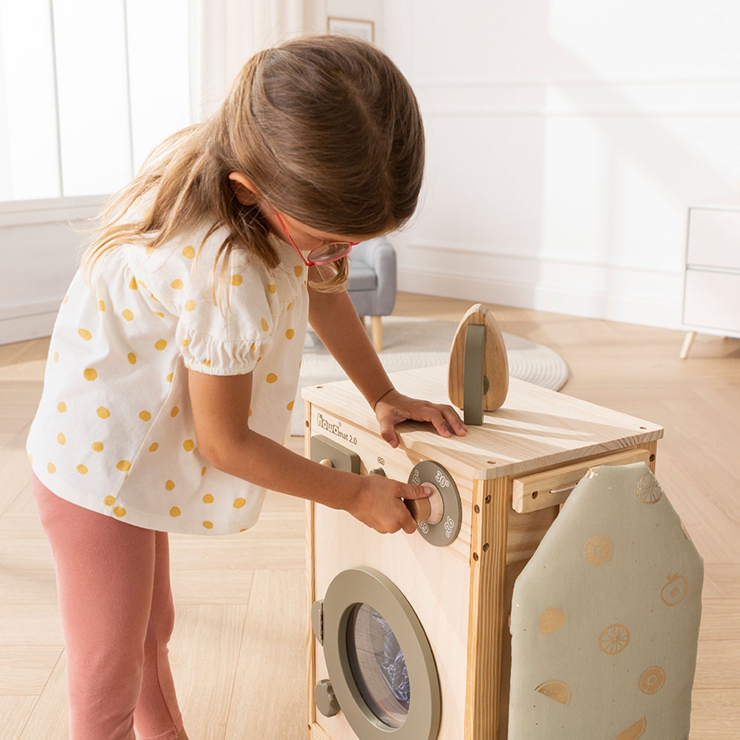 Kinderwaschmaschine mit Kind