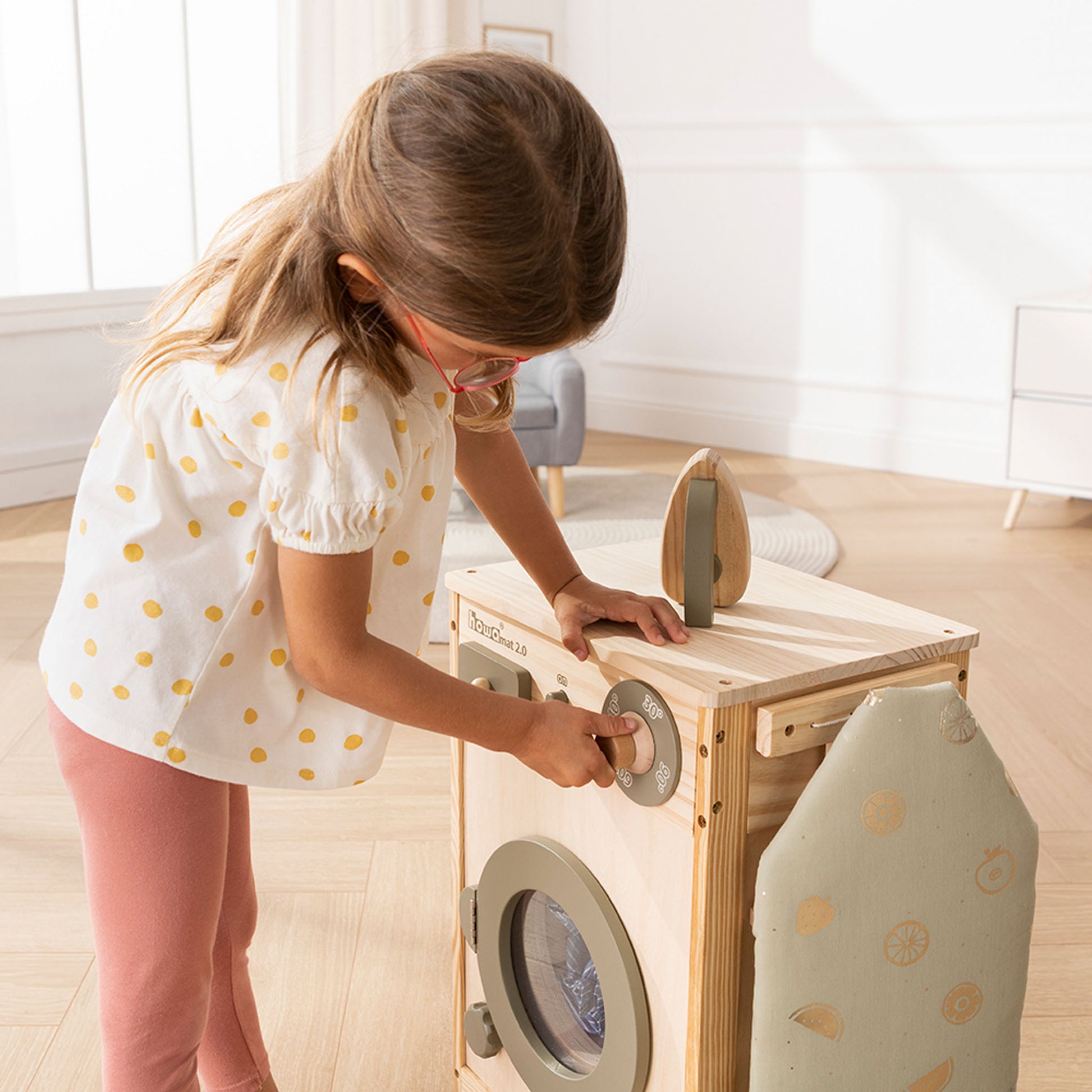 Kinderwaschmaschine mit Kind