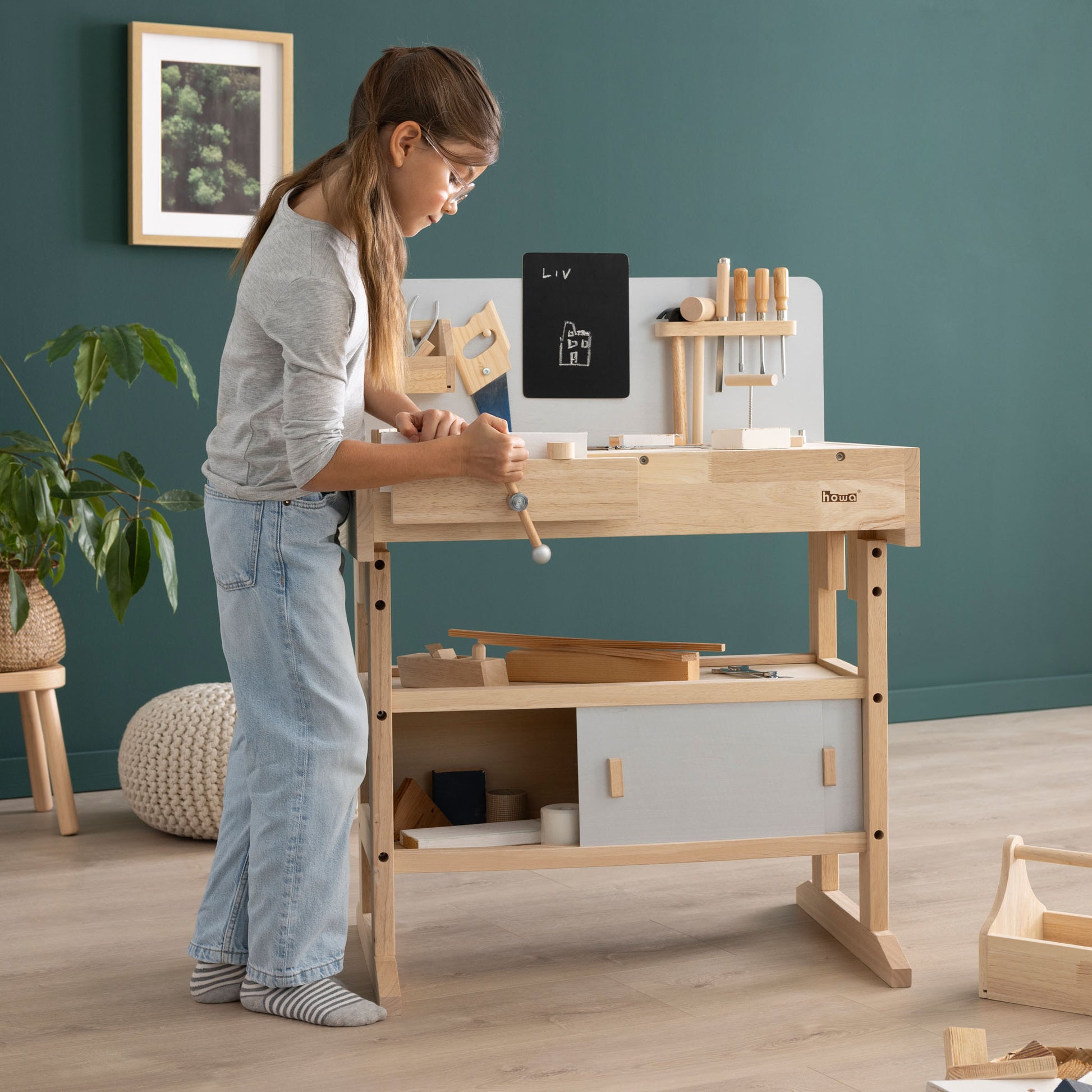 Werkbank mit Kind am Schraubstock