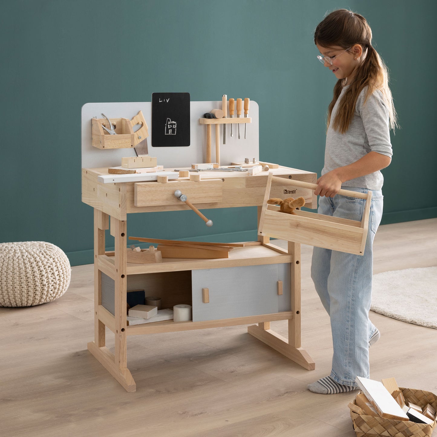Kinderwerkbank mit Kind und Werkzeugkasten