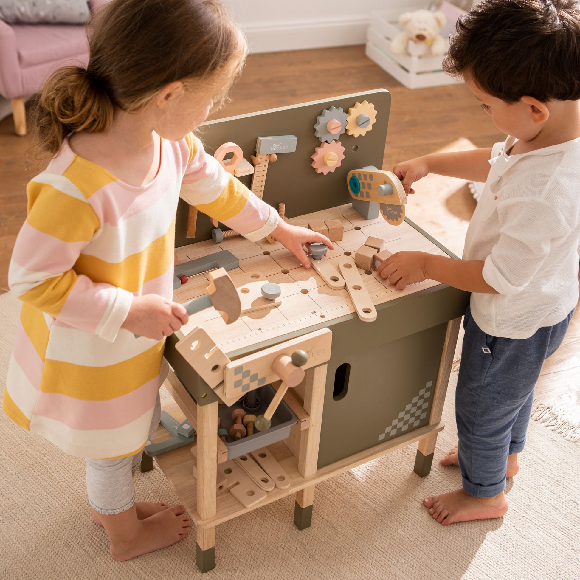 Kinderwerkbank mit 2 Kindern an de Kappsäge