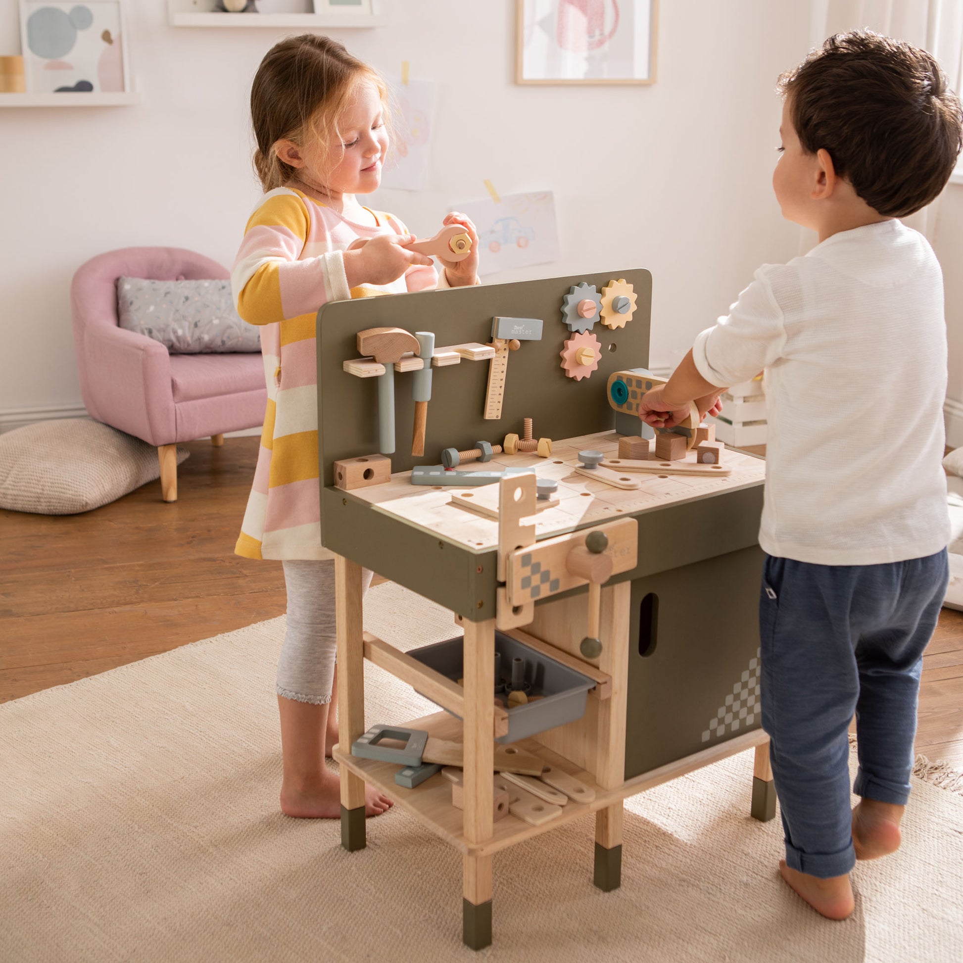 Kinder an der Werkbank
