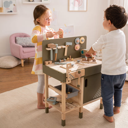 Kinder an der Werkbank