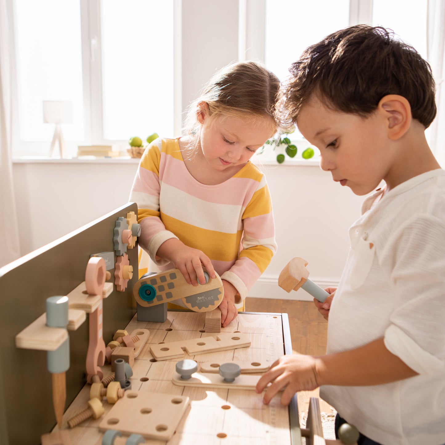 2 Kinder mit dem Hammer