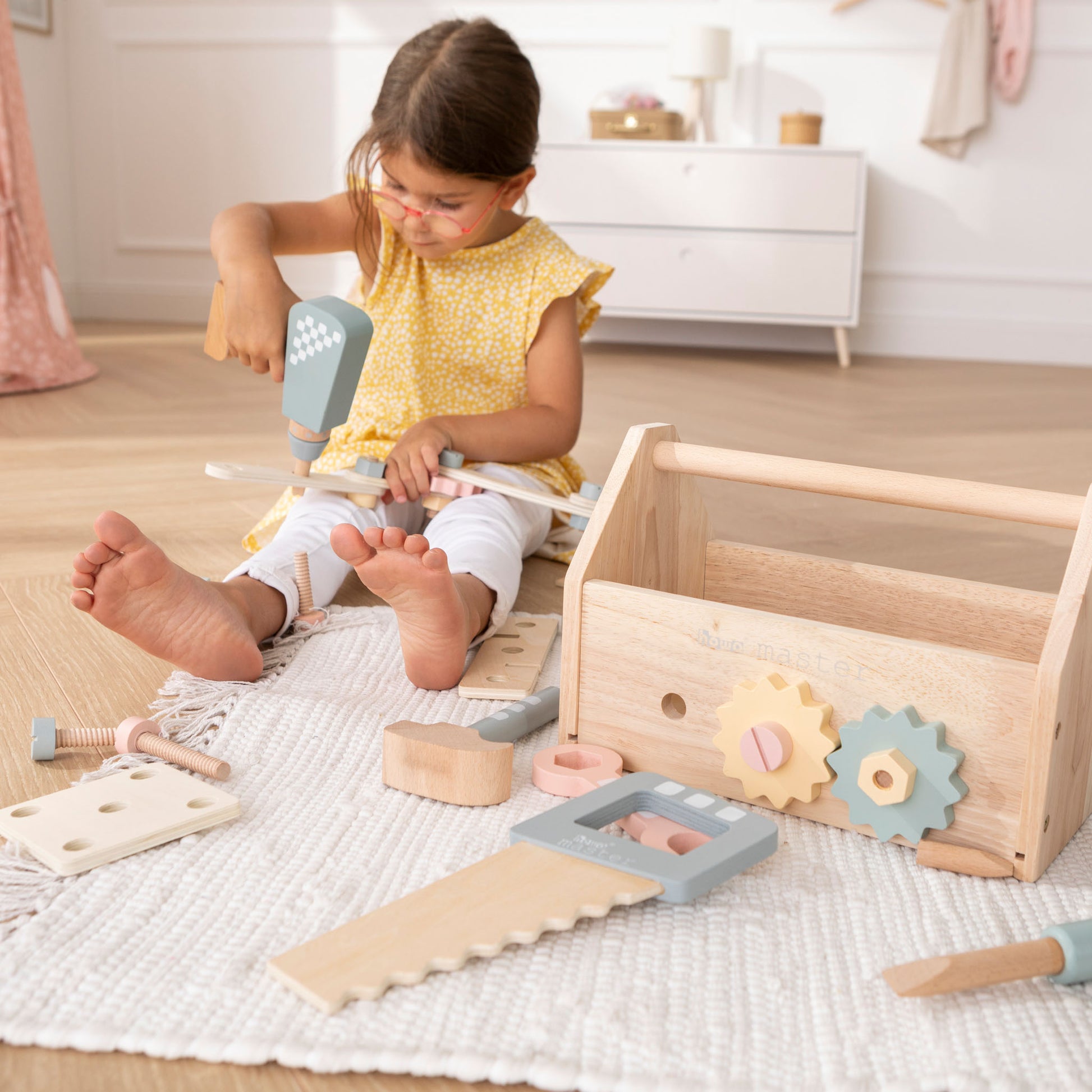 Kind mit Holzbohrmaschine