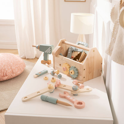Werkzeugkiste Holz im Kinderzimmer