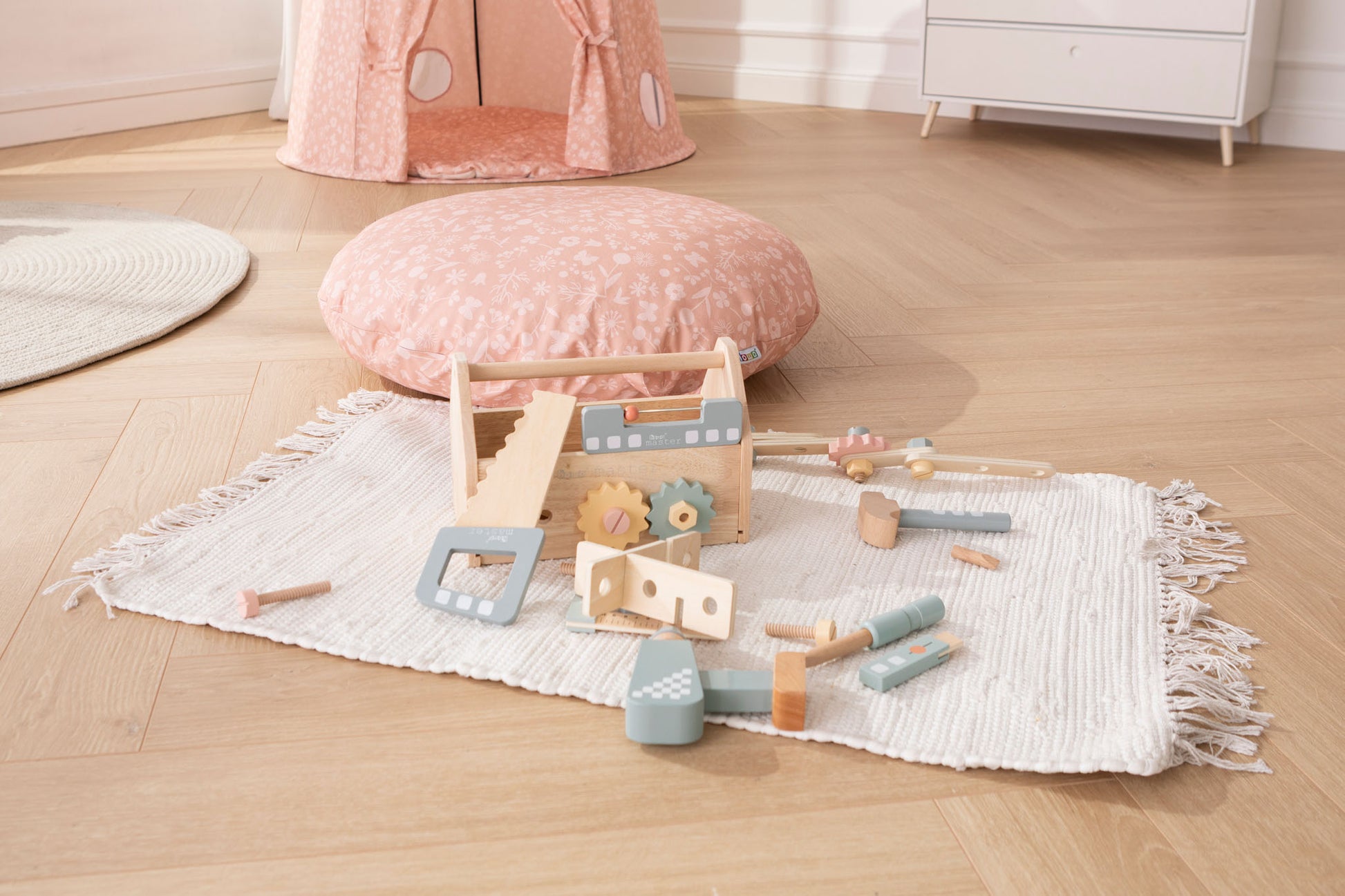 Werkzeugkiste Holz im Kinderzimmer