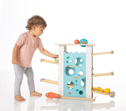 Kugelbahn mit Kind