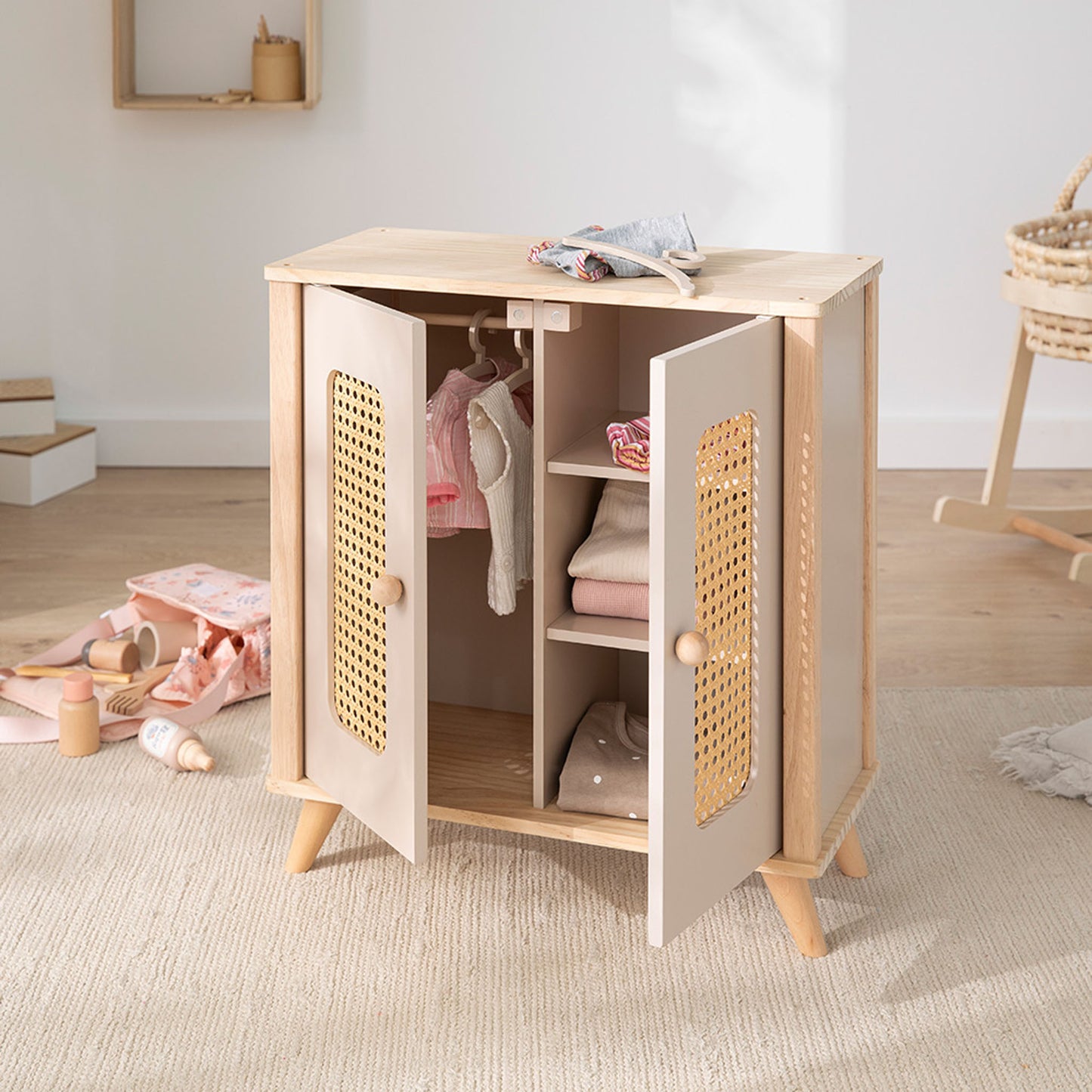 Puppenschrank Holz im Zimmer