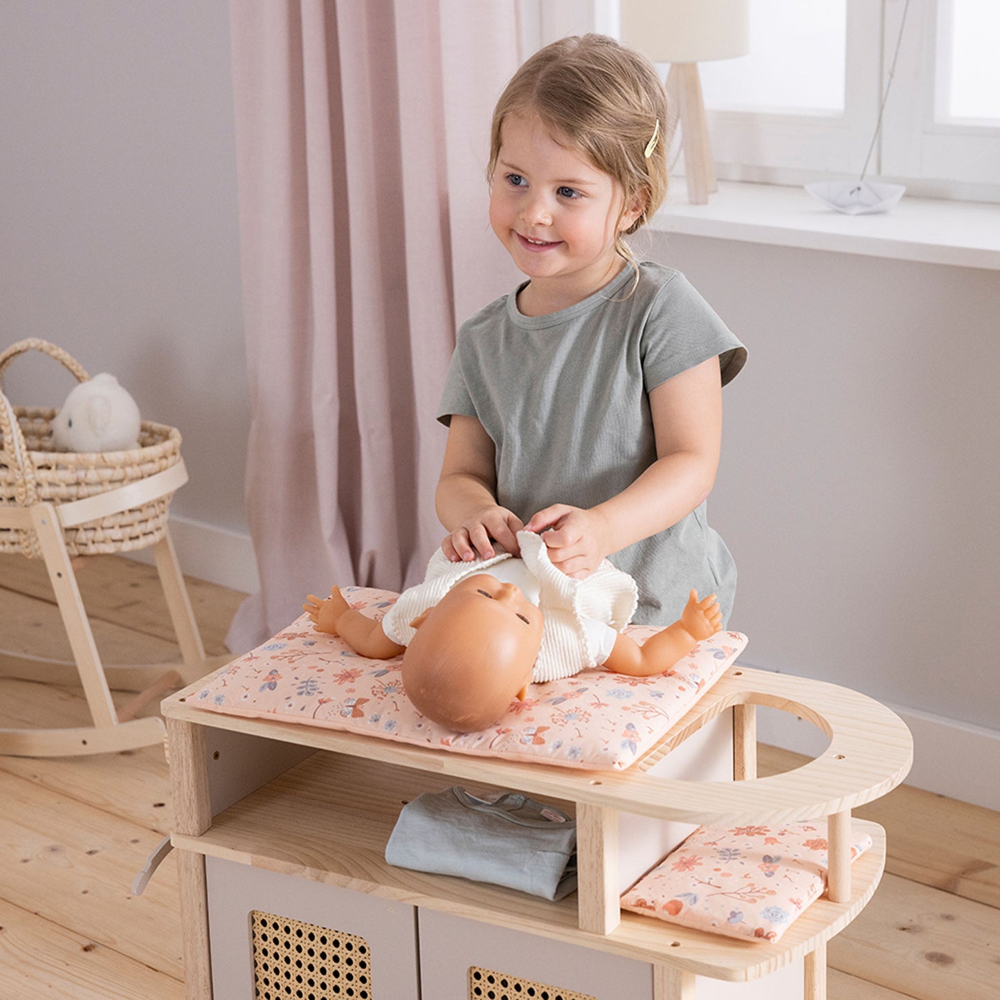 Puppenwickeltisch Holz mit Kind