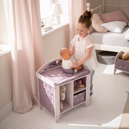 Puppenwickeltisch mit Kind und Puppe