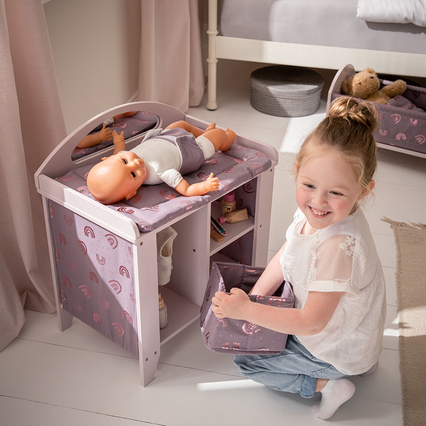 Puppenwickeltisch mit Kind und Details
