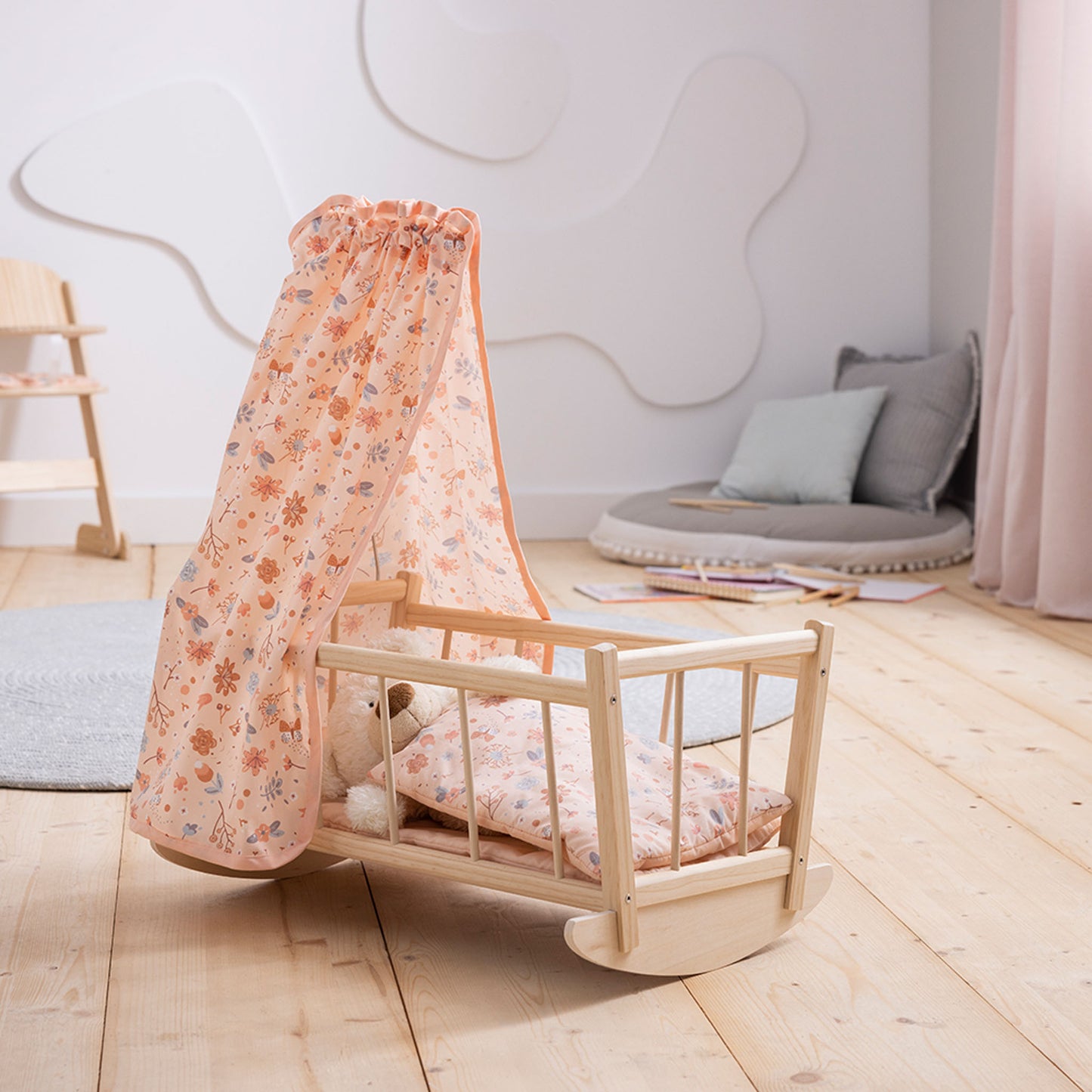 Puppenwiege im Kinderzimmer