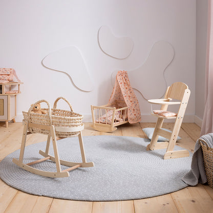Puppenwiege im Kinderzimmer