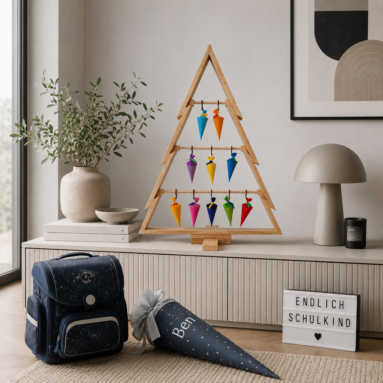 Schultütenbaum im Zimmer auf einer Kommode