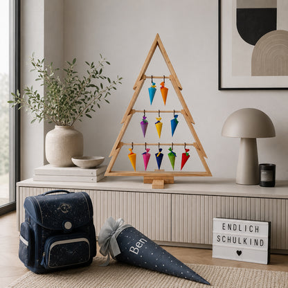 Schultütenbaum im Zimmer auf einer Kommode