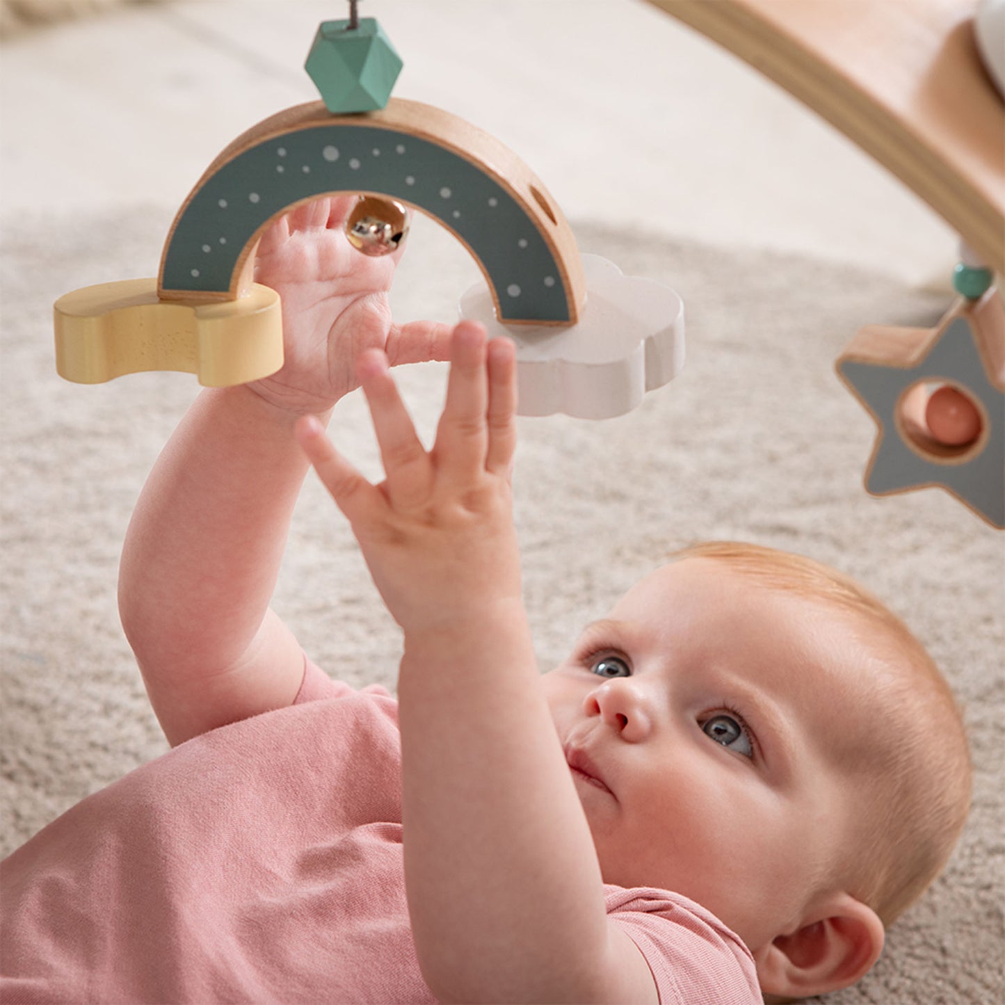Spielbogen mit Baby