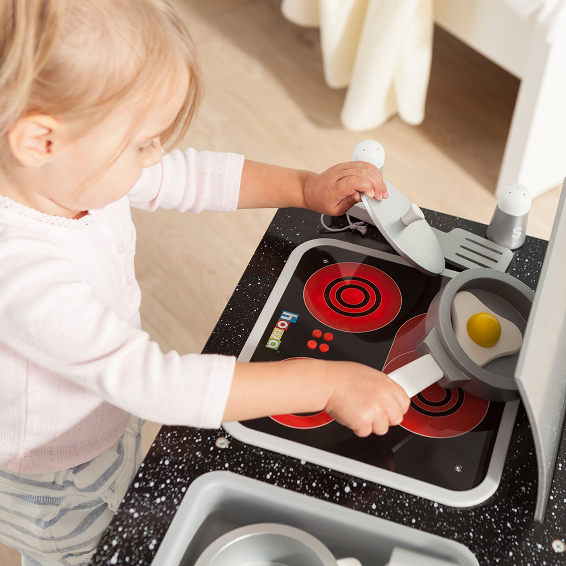 Spielküche mit Kind am Herd