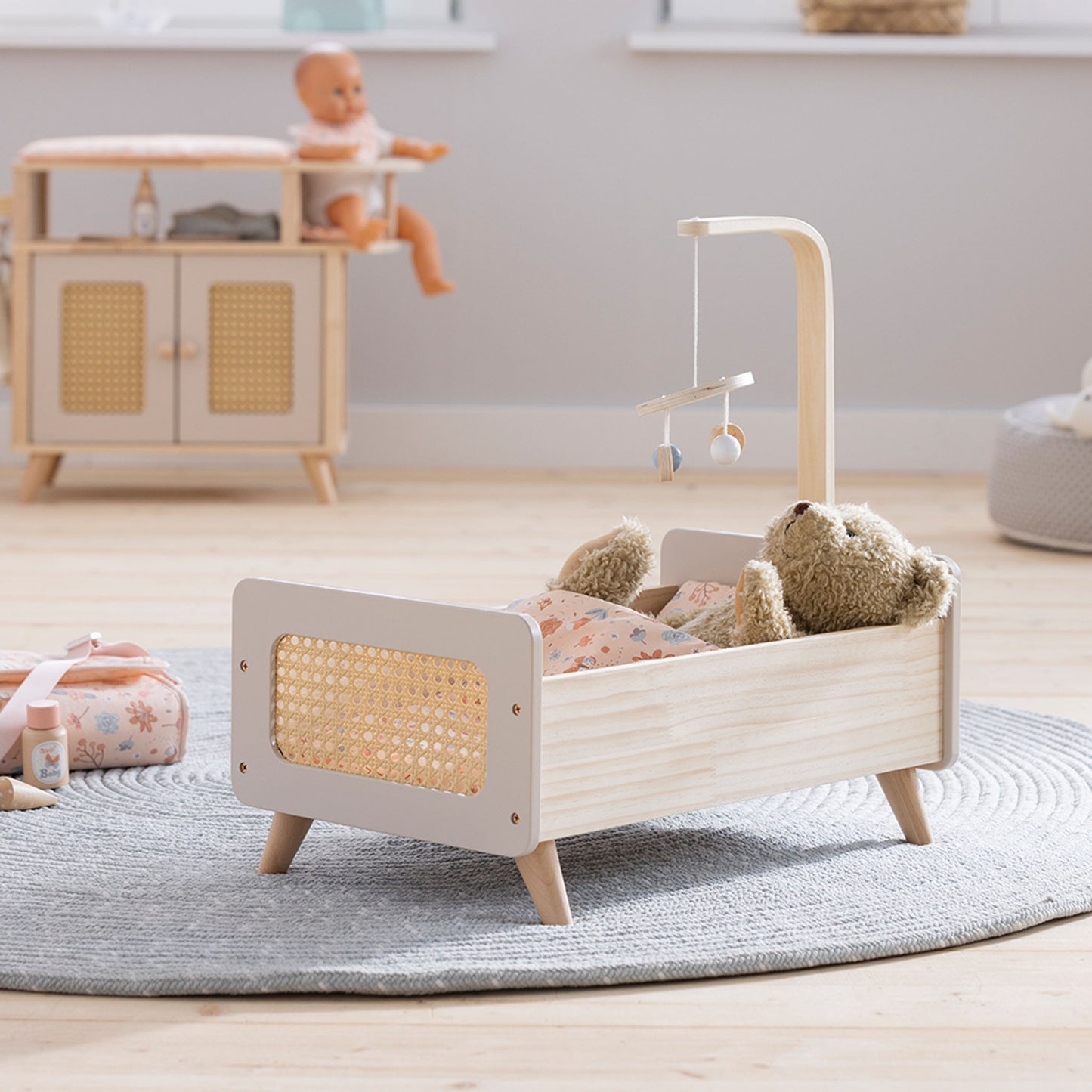Puppenbett im Kinderzimmer