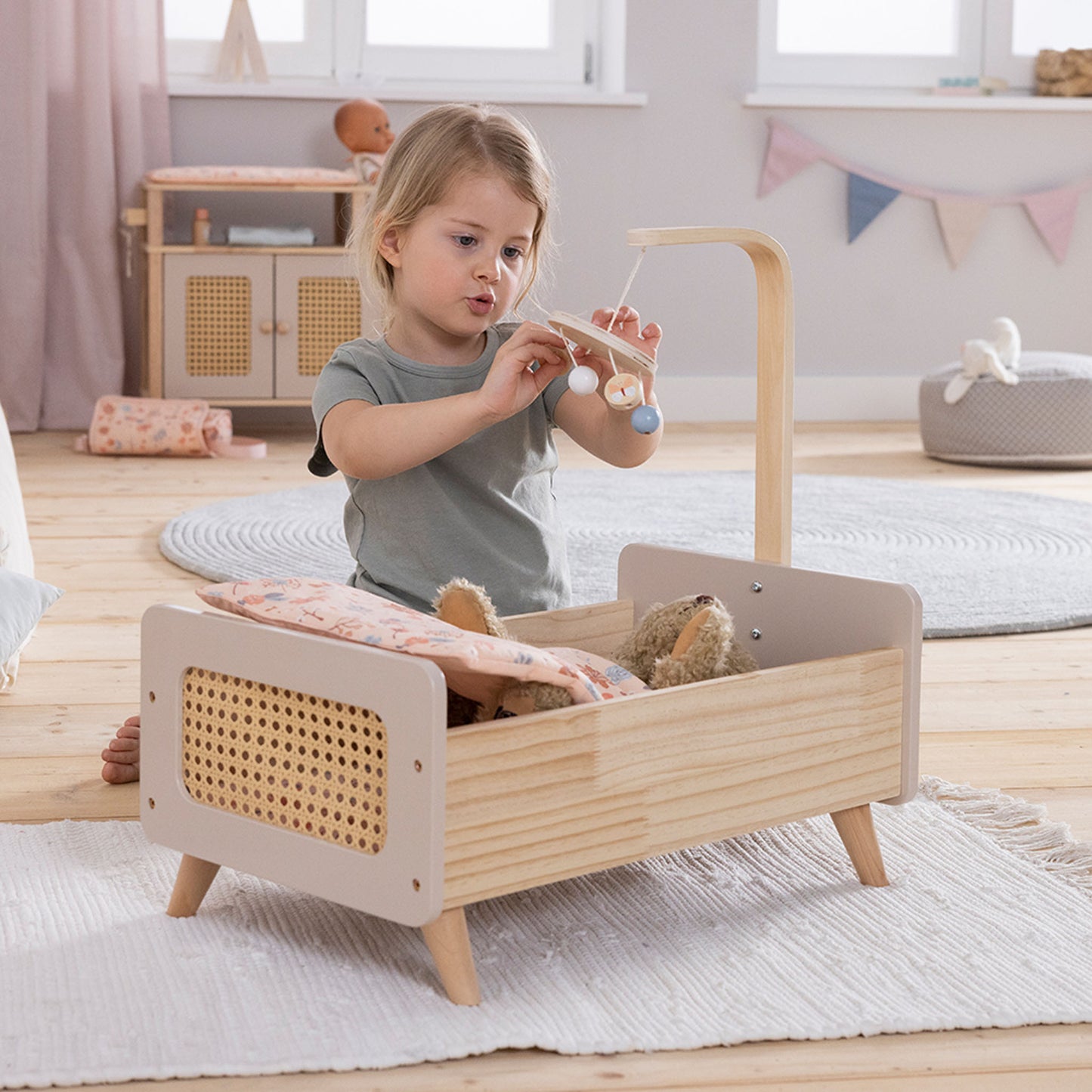 Puppenbett Holz mit Kind und Mobile