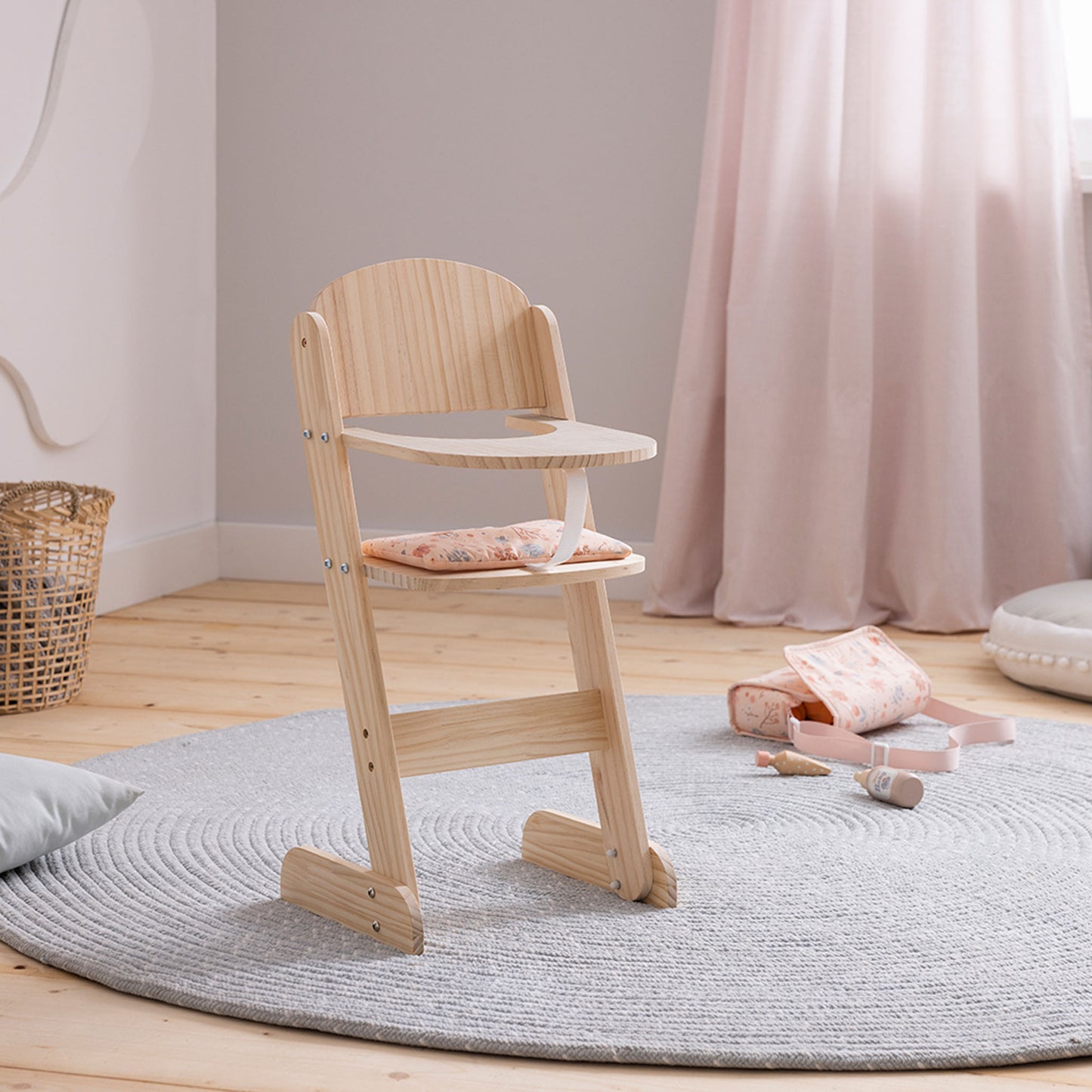Puppenhochstuhl im Kinderzimmer
