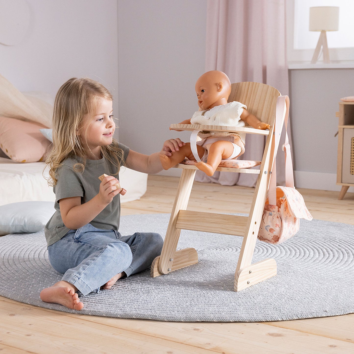 Puppenhochstuhl mit Kind und Puppe