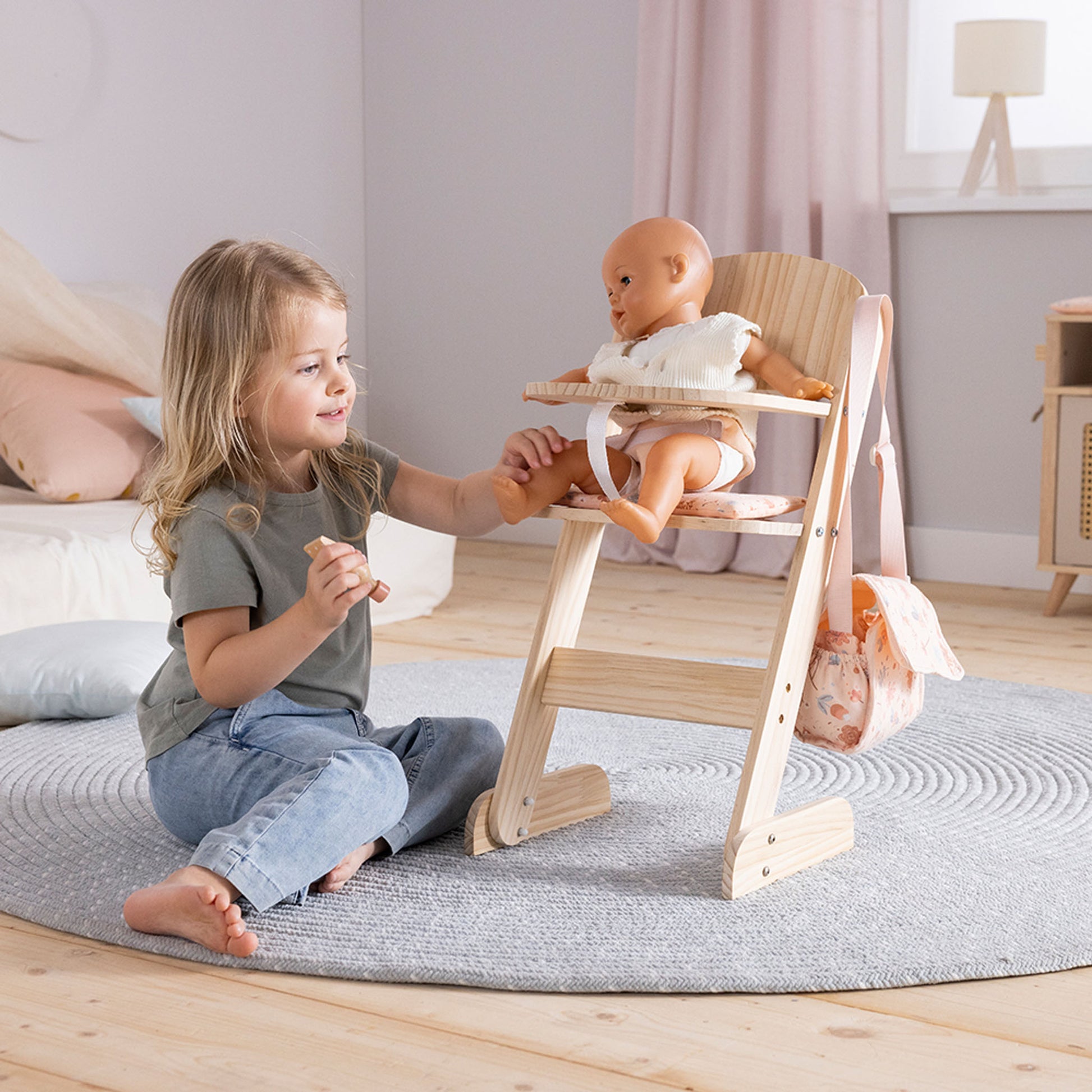 Puppenhochstuhl mit Kind und Puppe