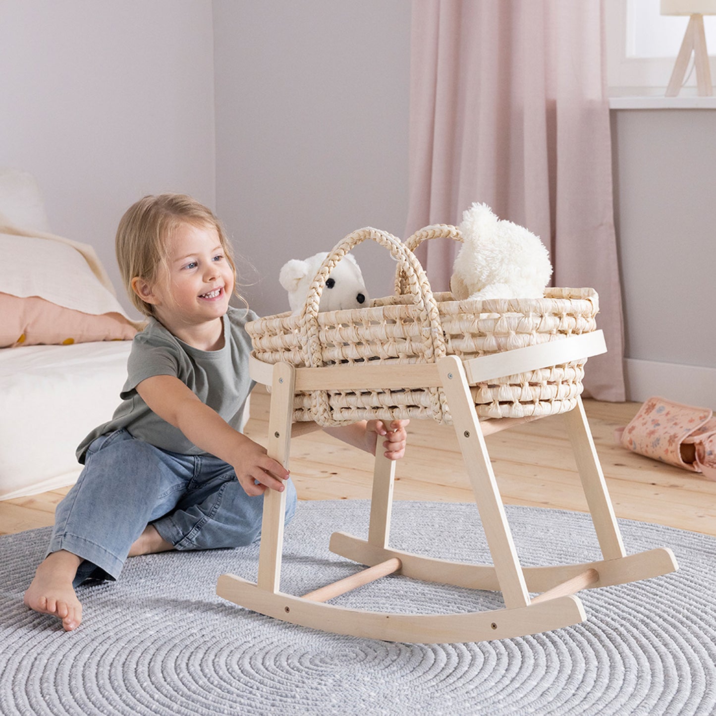 Puppenwiege mit Kind