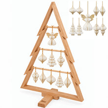 Deko Weihanchtsbaum mit weihnachtlichen Anhängern aus Papier