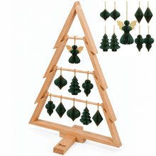Deko Weihanchtsbaum mit weihnachtlichen Anhängern aus Papier