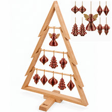 Deko Weihanchtsbaum mit weihnachtlichen Anhängern aus Papier